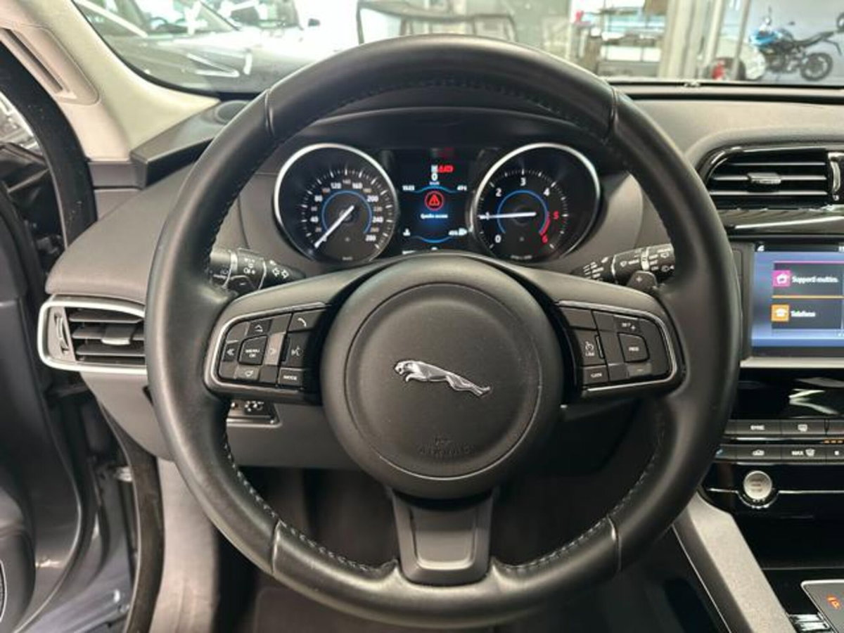 Jaguar F-Pace 2.0 D 180 CV AWD Pure (17)