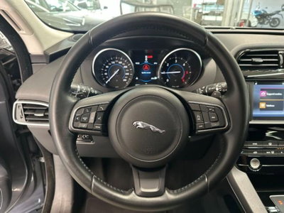 Jaguar F-Pace 2.0 D 180 CV AWD Pure (17)