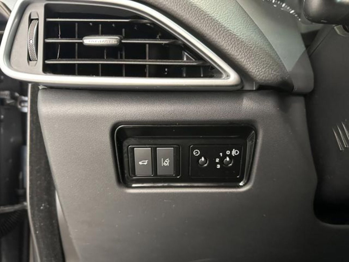 Jaguar F-Pace 2.0 D 180 CV AWD Pure (18)
