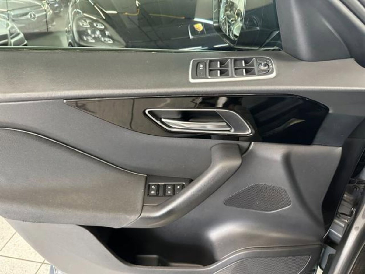 Jaguar F-Pace 2.0 D 180 CV AWD Pure (19)