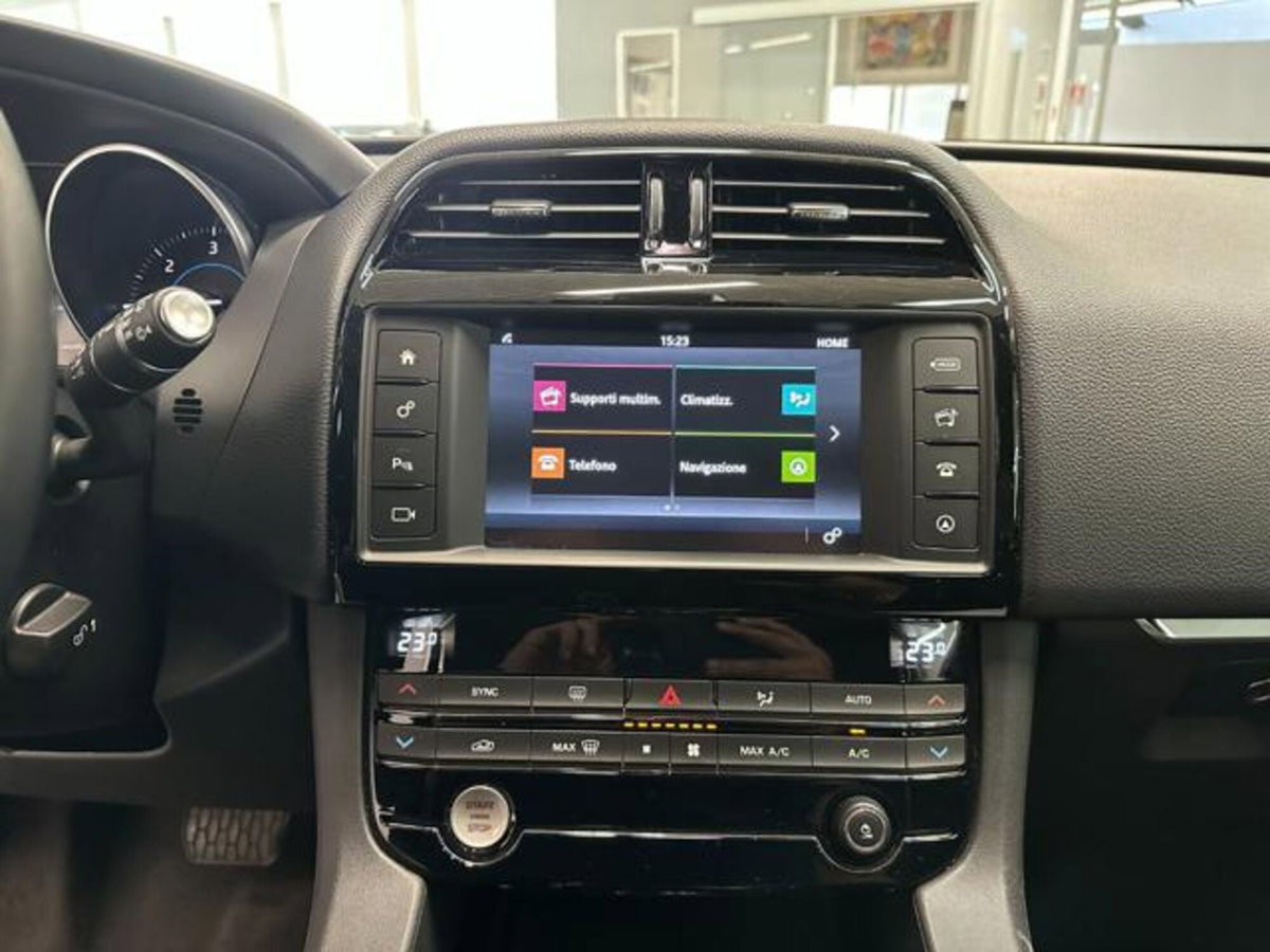 Jaguar F-Pace 2.0 D 180 CV AWD Pure (20)