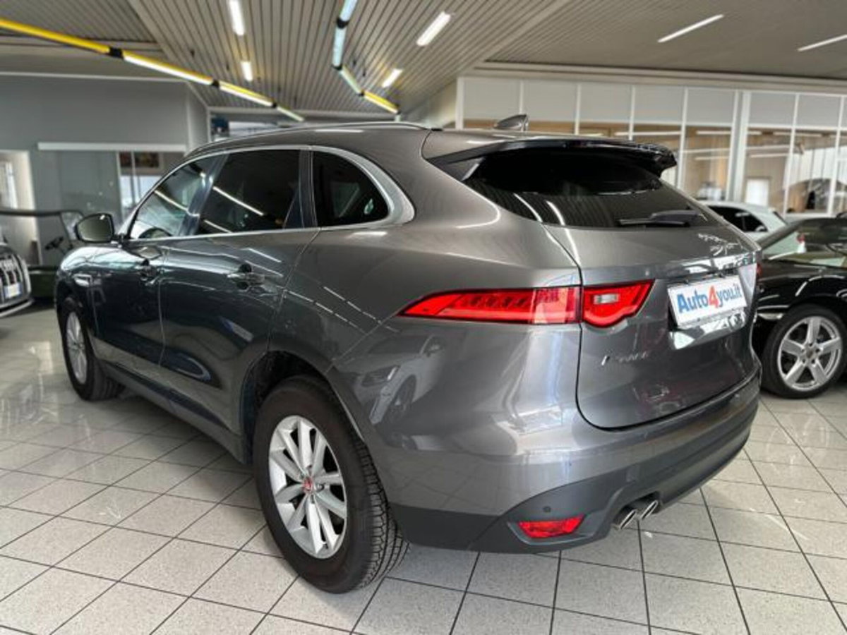 Jaguar F-Pace 2.0 D 180 CV AWD Pure (4)