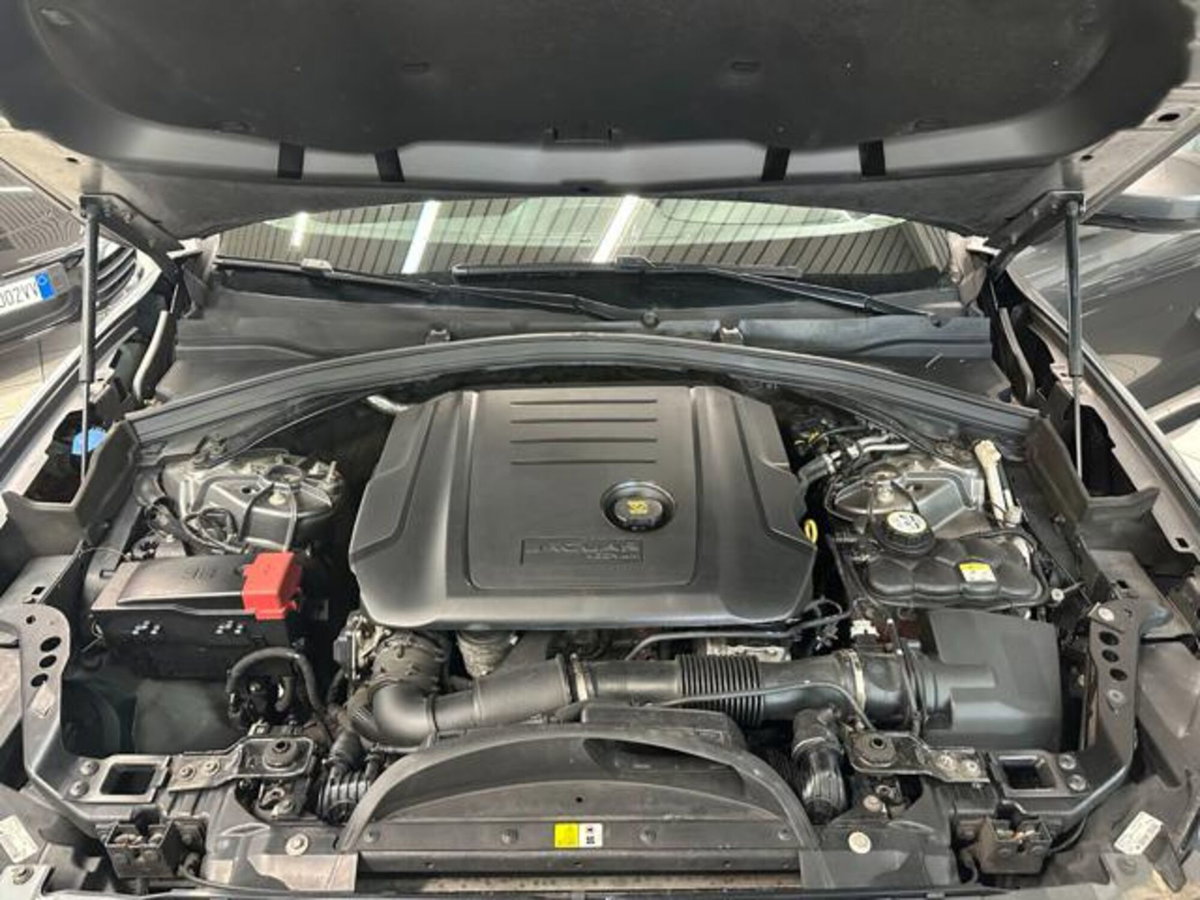 Jaguar F-Pace 2.0 D 180 CV AWD Pure (6)