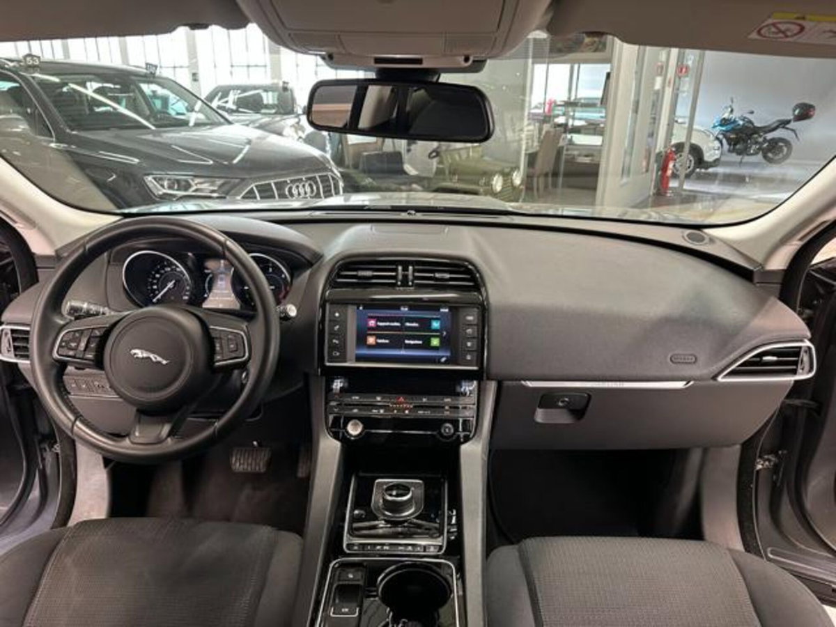 Jaguar F-Pace 2.0 D 180 CV AWD Pure (8)