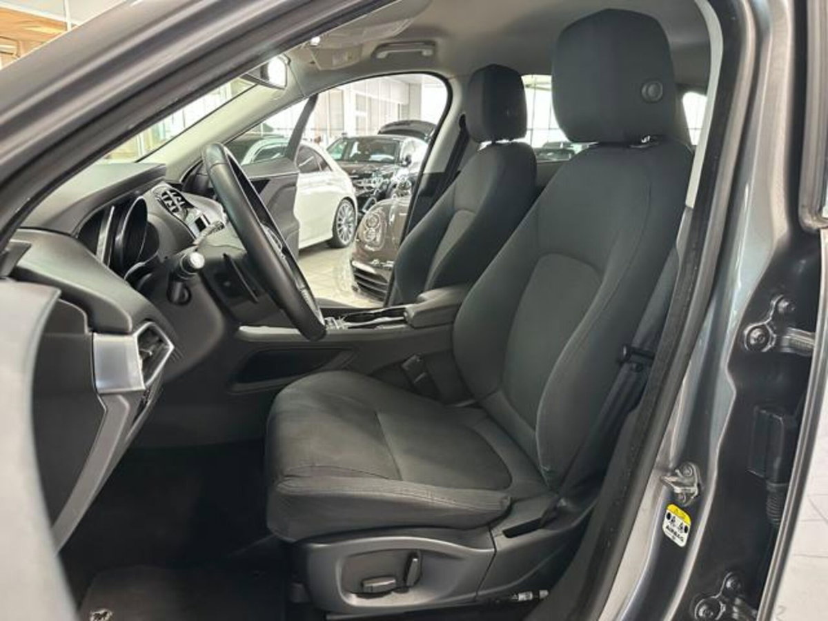 Jaguar F-Pace 2.0 D 180 CV AWD Pure (9)