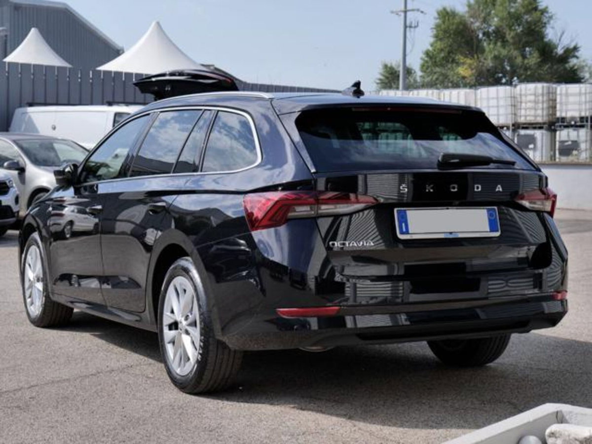 Skoda Octavia Station Wagon 2.0 TDI EVO SCR 150 CV DSG 4x4 Wagon Style (3)