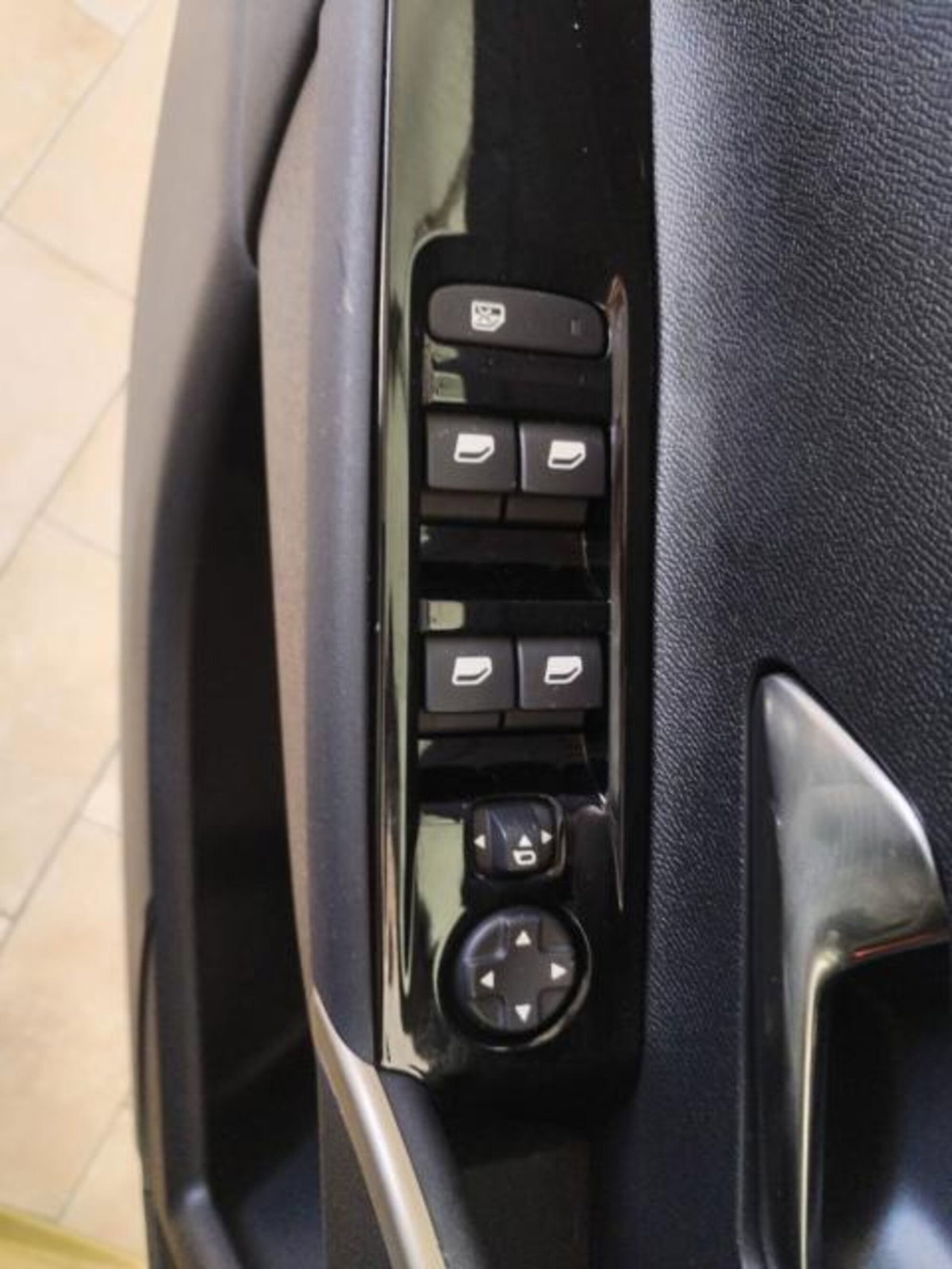Lancia Ypsilon 1.2 mhev LX 110cv e-dct (19)