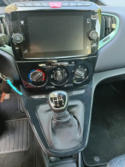Lancia Ypsilon 1.2 69 CV 5 porte GPL Ecochic Alberta Ferretti (17)