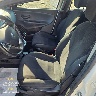 Lancia Ypsilon 1.2 69 CV 5 porte Gold (14)