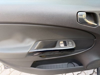 Opel Corsa 1.2 5 porte Cosmo (9)