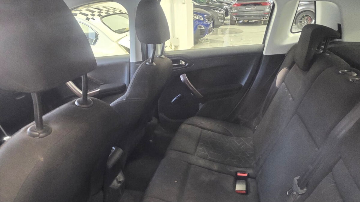 Peugeot 2008 e-HDi 92 CV Stop&Start robotizzato Allure (11)