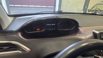 Peugeot 2008 e-HDi 92 CV Stop&Start robotizzato Allure (13)