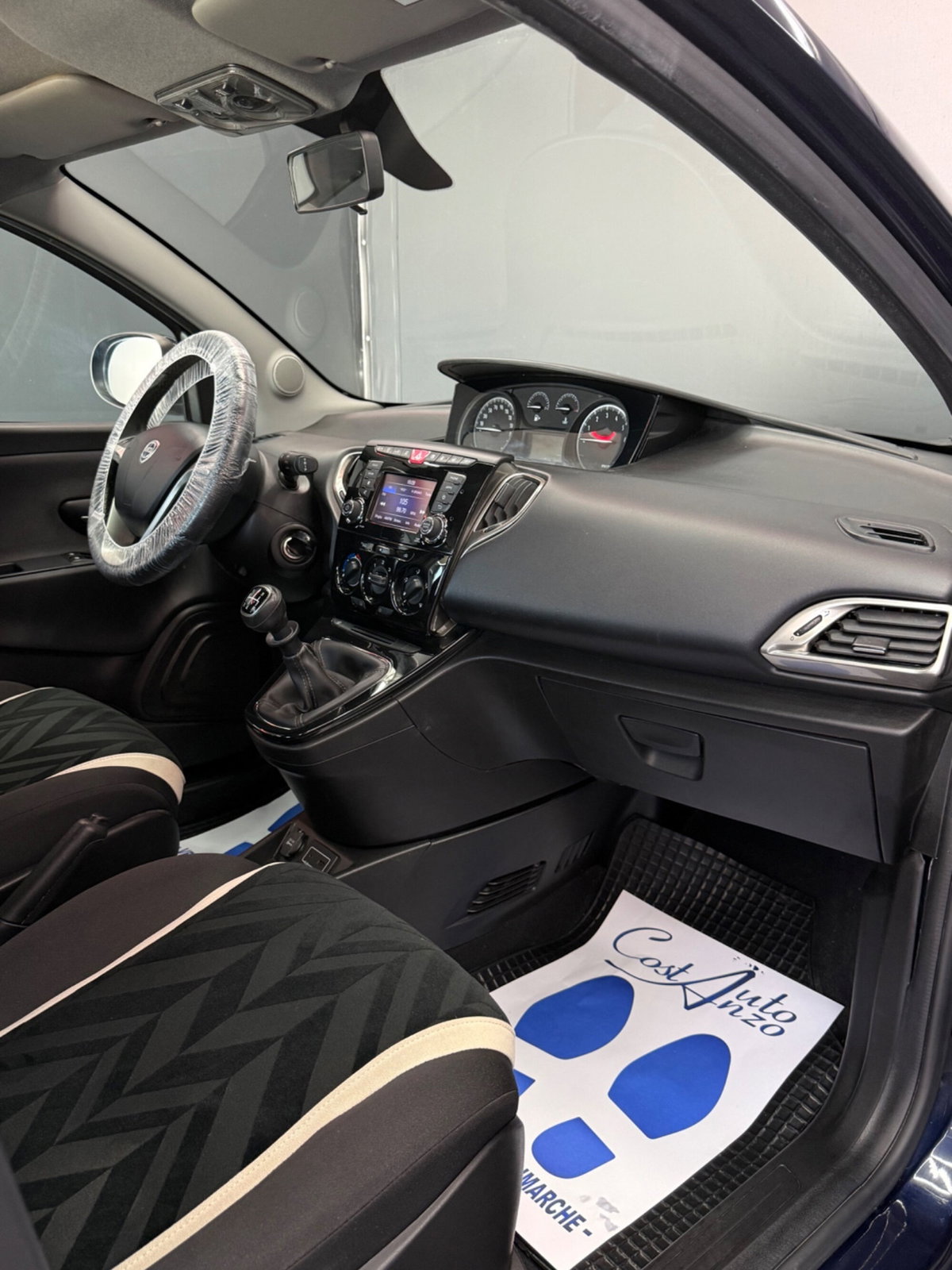 Lancia Ypsilon 0.9 TwinAir 85 CV 5 porte Metano Ecochic Platinum (10)