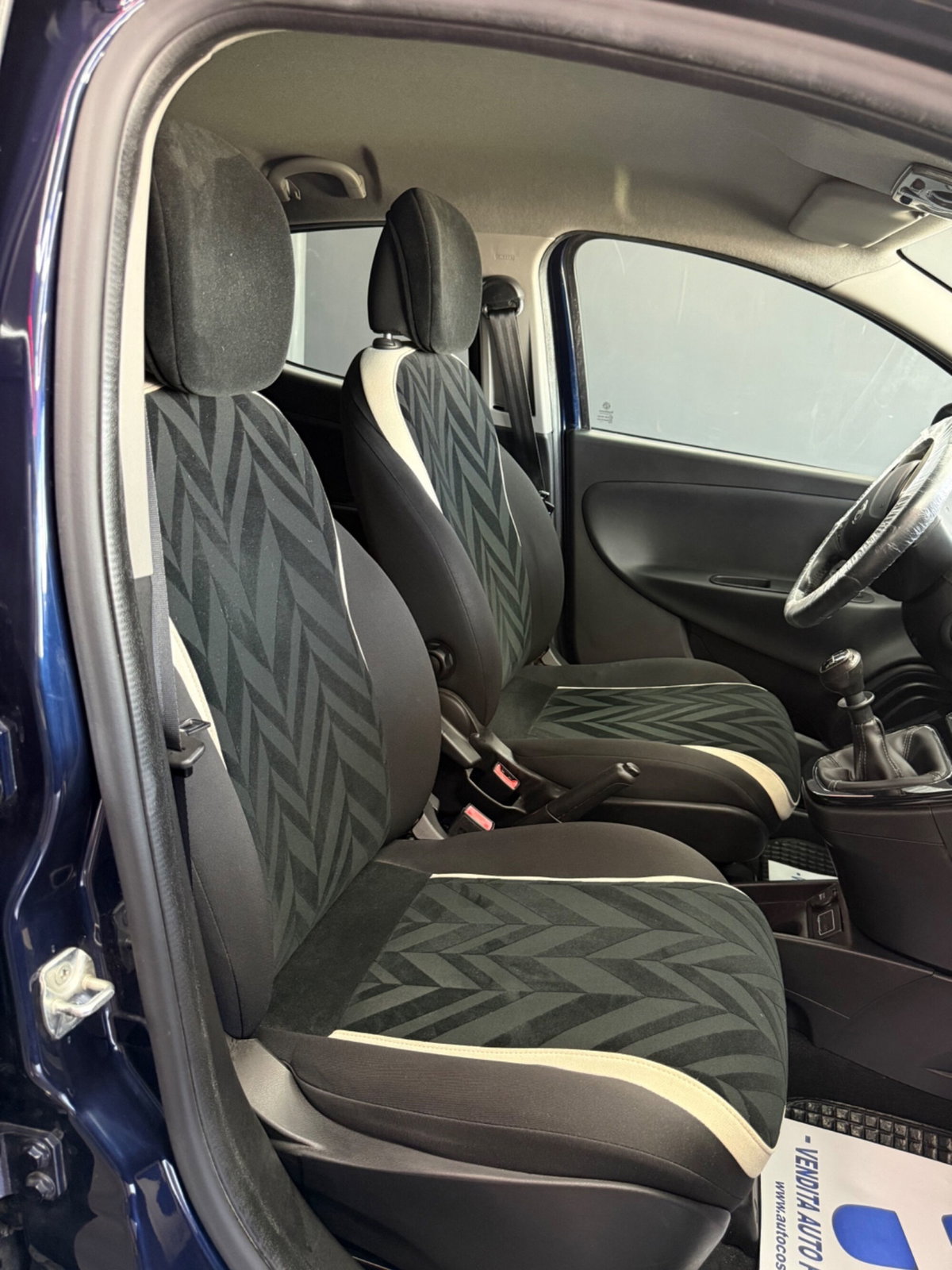 Lancia Ypsilon 0.9 TwinAir 85 CV 5 porte Metano Ecochic Platinum (14)