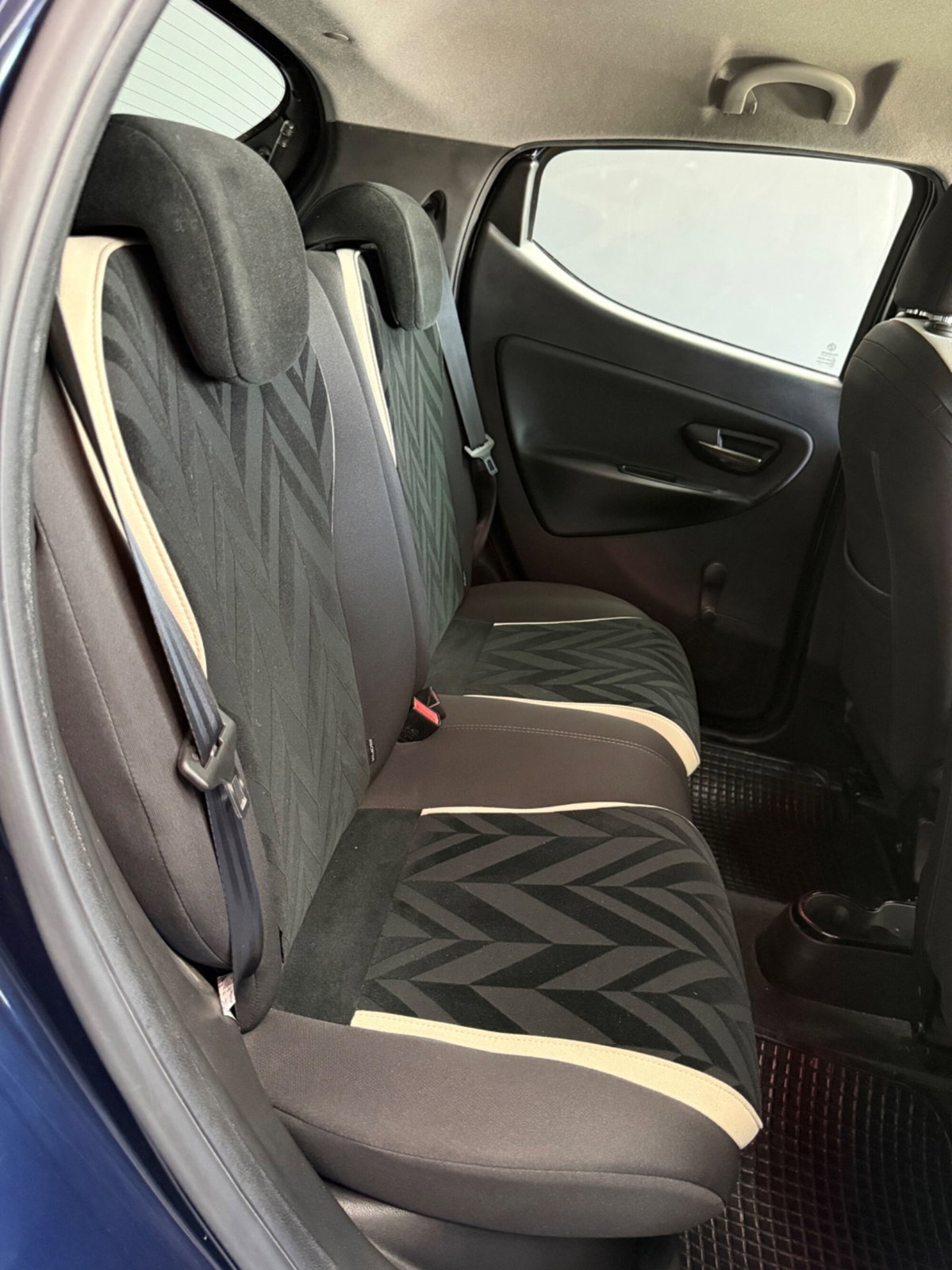 Lancia Ypsilon 0.9 TwinAir 85 CV 5 porte Metano Ecochic Platinum (15)