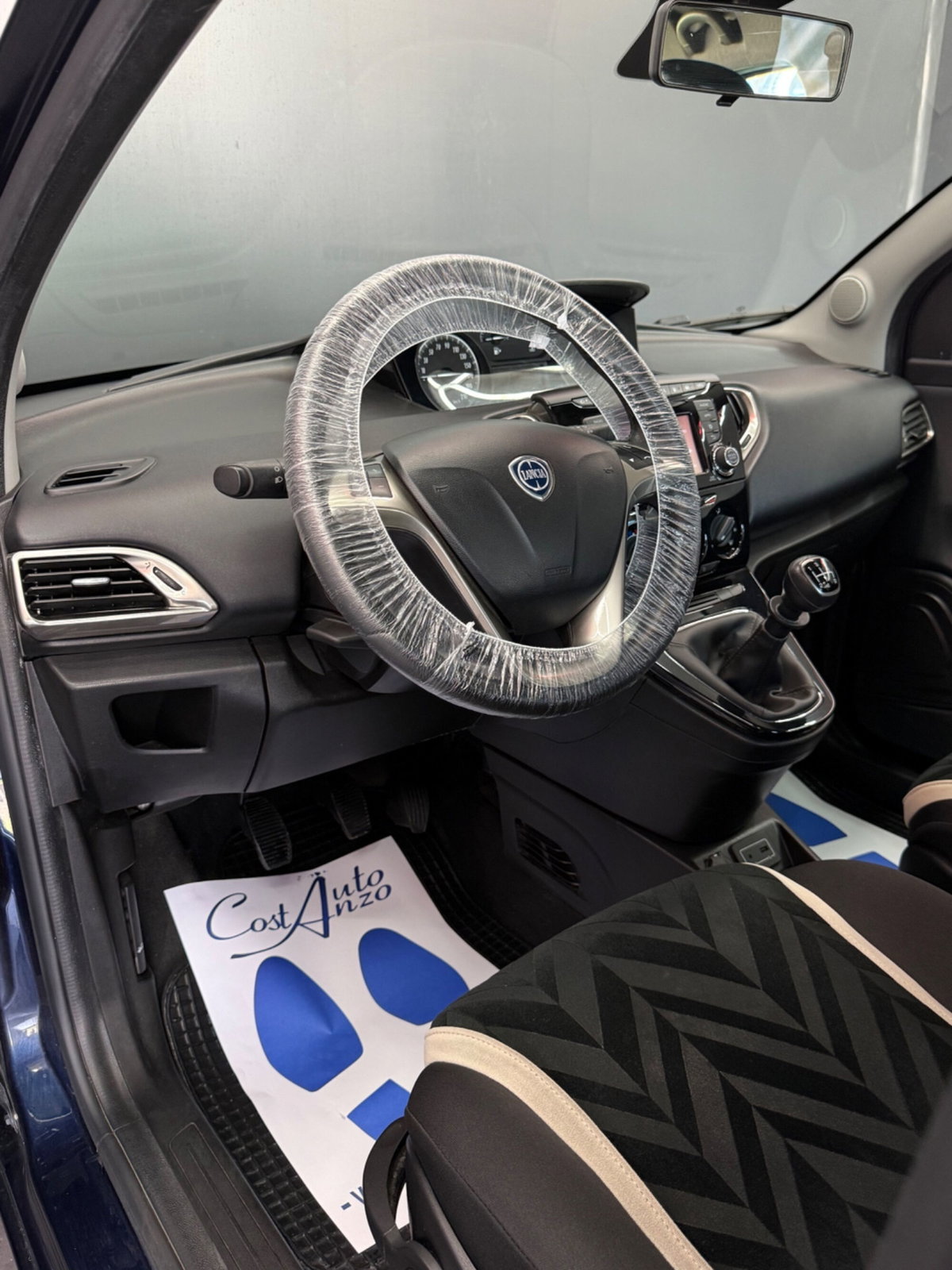 Lancia Ypsilon 0.9 TwinAir 85 CV 5 porte Metano Ecochic Platinum (8)
