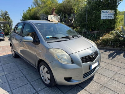 Toyota Yaris 1.D-4D 5 porte Sol (2)