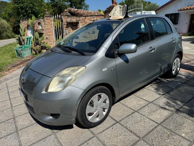 Toyota Yaris 1.D-4D 5 porte Sol (4)