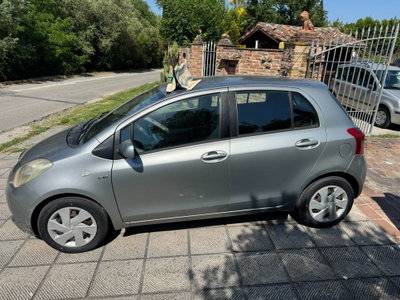 Toyota Yaris 1.D-4D 5 porte Sol (5)