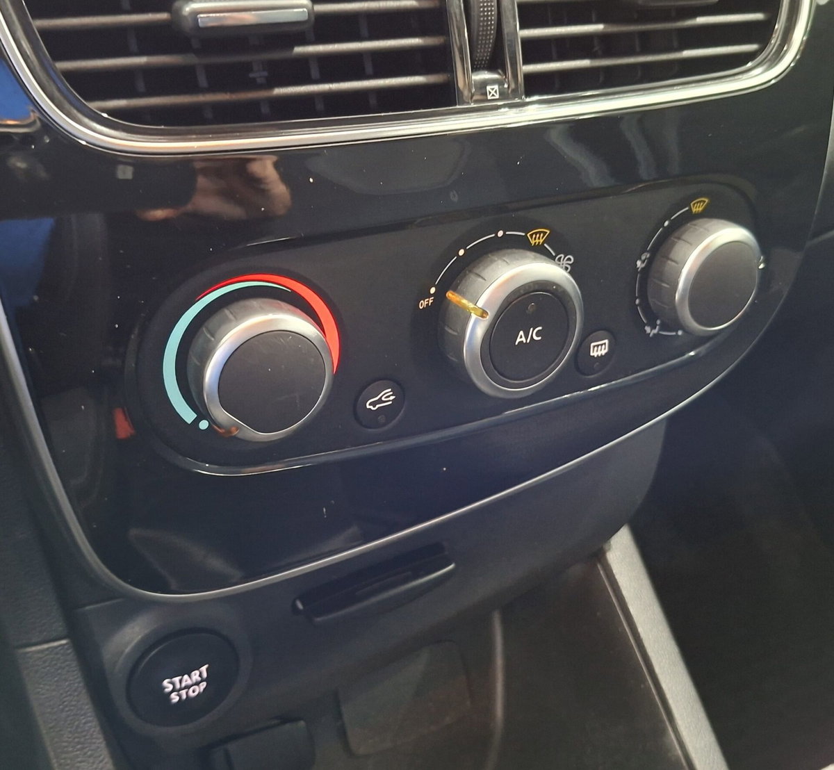 Renault Clio dCi 8V 75 CV 5 porte Moschino Zen (17)