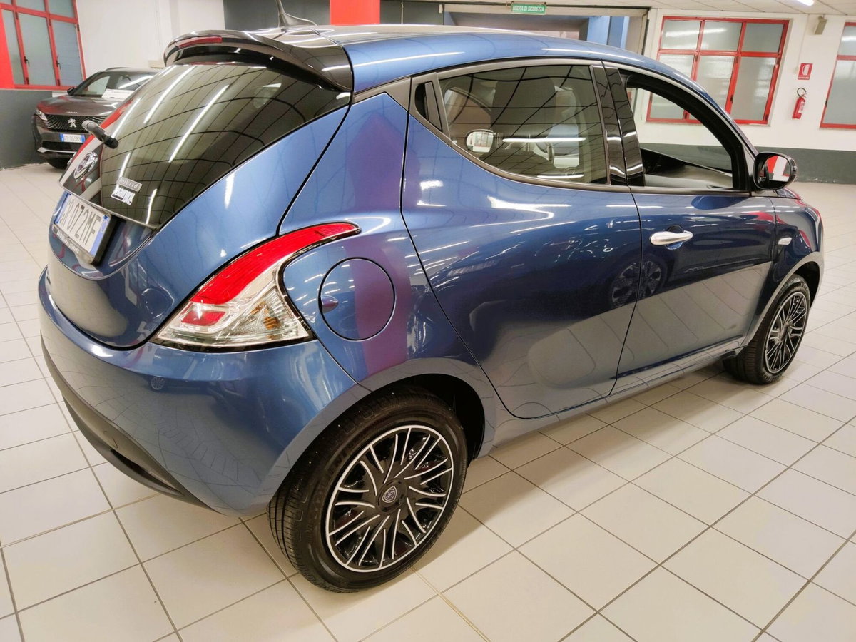 Lancia Ypsilon 1.0 FireFly 5 porte S&S Hybrid Silver Plus (4)