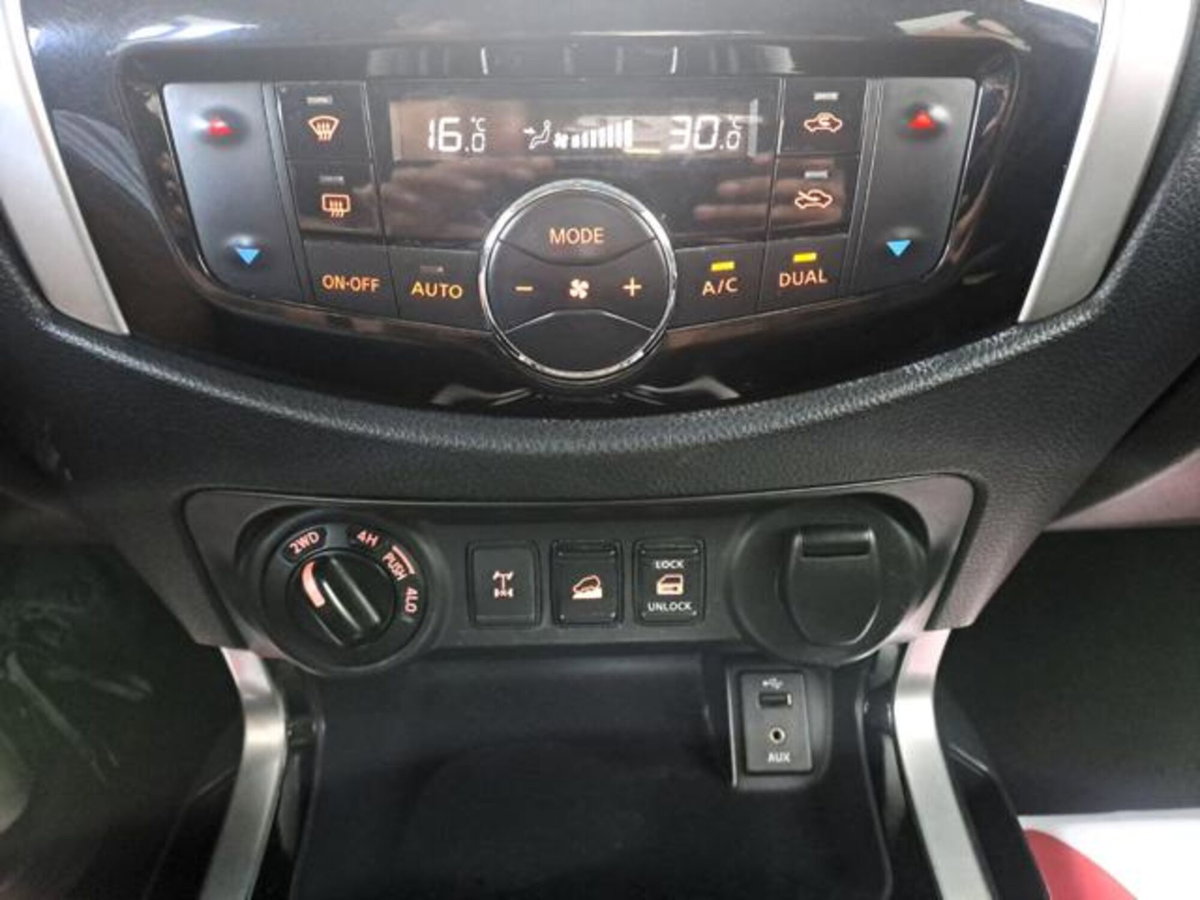 Nissan Navara 2.3 dCi 190 CV 4WD Double Cab N-Connecta (13)