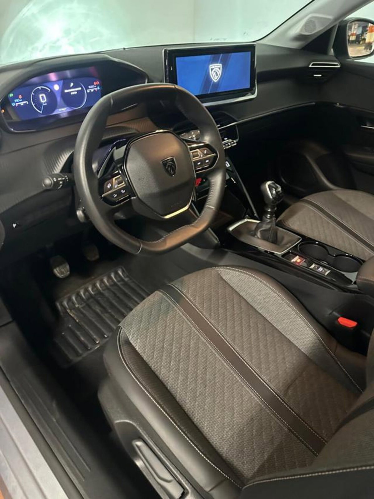 Peugeot 208 1.2 turbo Allure 100cv (11)