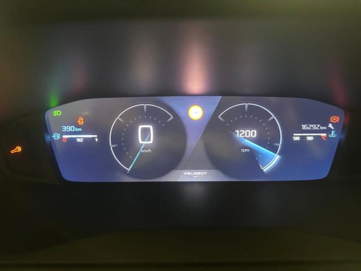 Peugeot 208 1.2 turbo Allure 100cv (9)