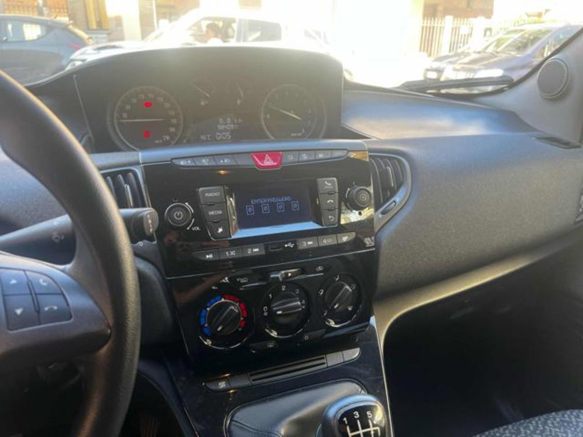 Lancia Ypsilon 1.2 69 CV 5 porte Silver (10)