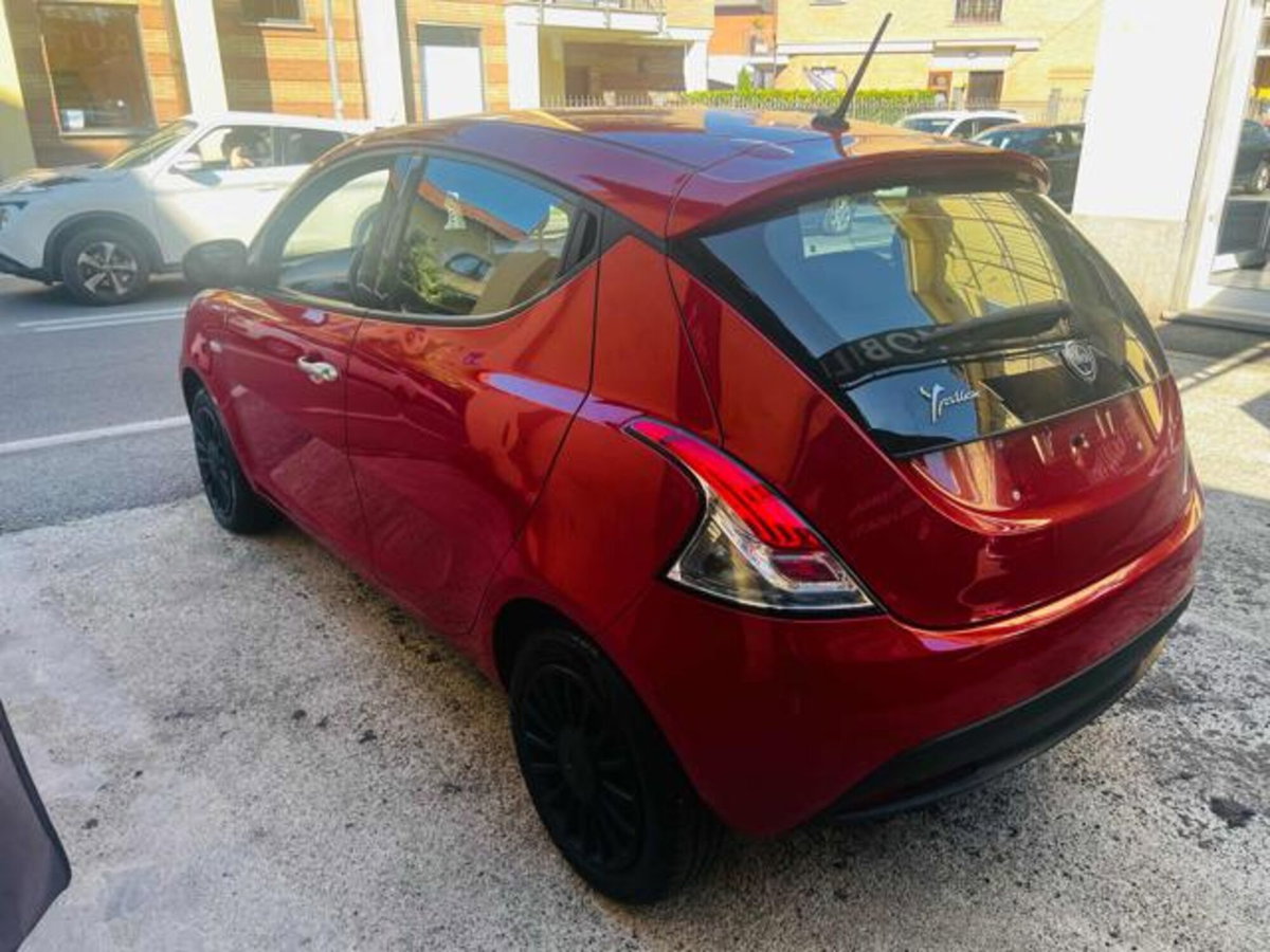 Lancia Ypsilon 1.2 69 CV 5 porte Silver (7)