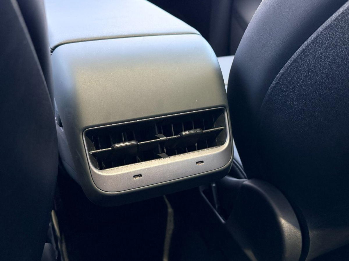 Tesla Model Y Performance Dual Motor awd (9)