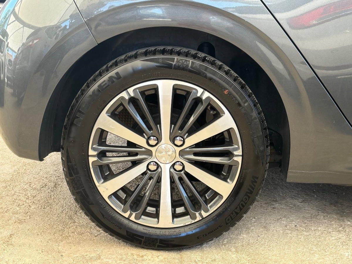 Peugeot 208 VTi 82 CV 5 porte Allure (14)