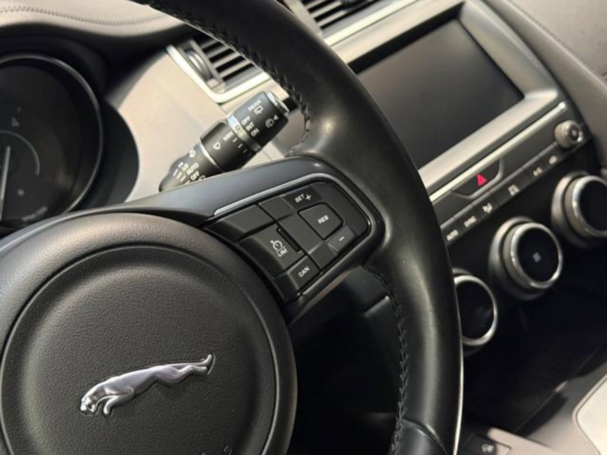 Jaguar E-Pace 2.0D 180 CV AWD aut. R-Dynamic (20)
