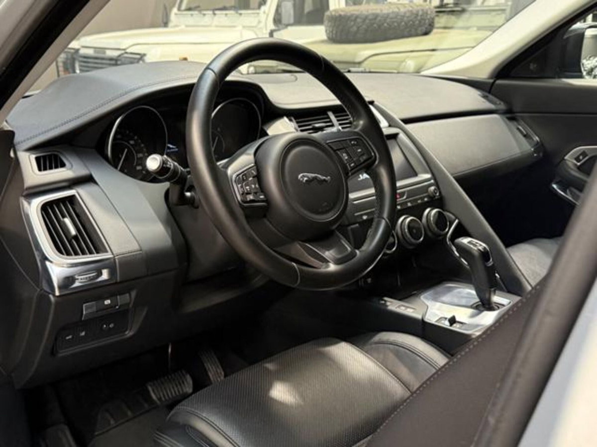 Jaguar E-Pace 2.0D 180 CV AWD aut. R-Dynamic (9)