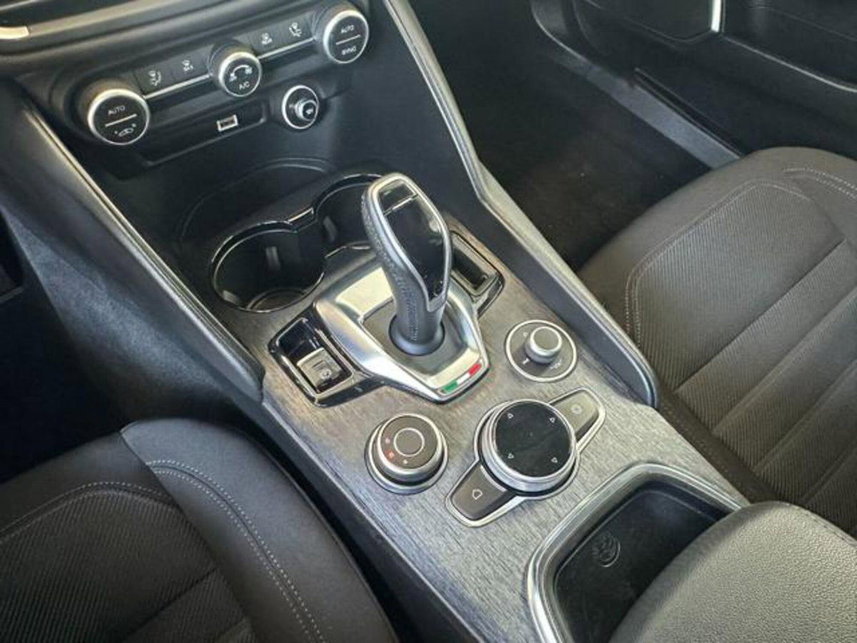 Alfa Romeo Giulia 2.2 Turbodiesel 160 CV AT8 Business (17)