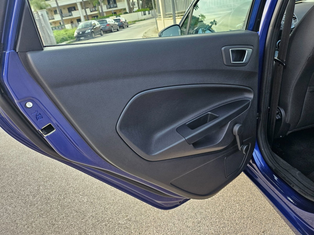 Ford Fiesta 1.5 TDCi 75CV 5 porte (14)