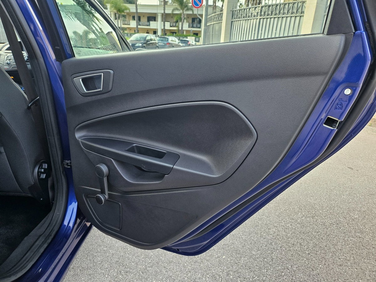 Ford Fiesta 1.5 TDCi 75CV 5 porte (15)
