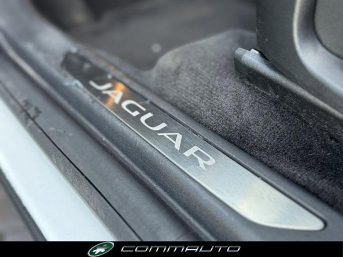 Jaguar E-Pace 2.0D 150 CV AWD aut. R-Dynamic S (15)