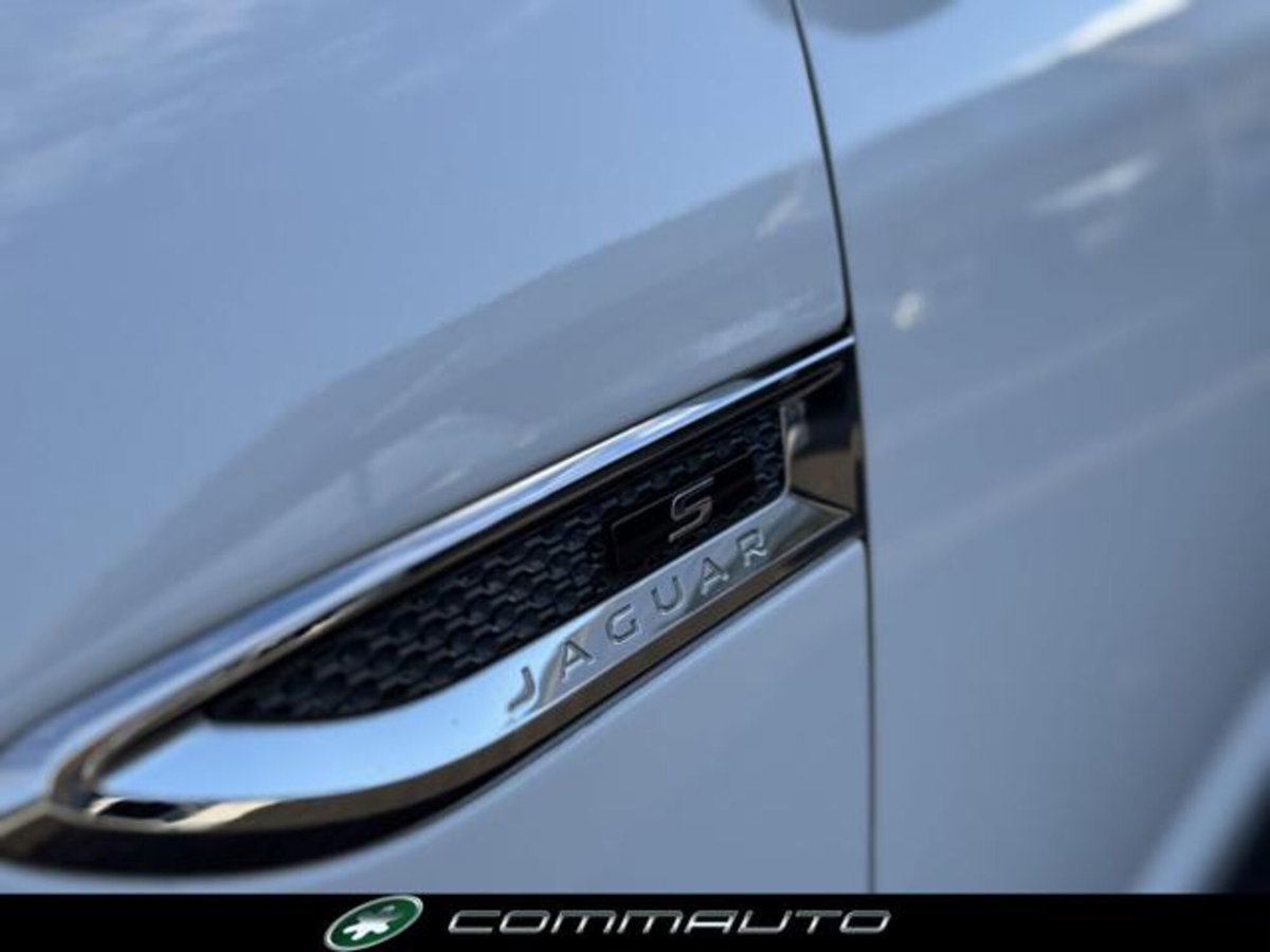 Jaguar E-Pace 2.0D 150 CV AWD aut. R-Dynamic S (9)
