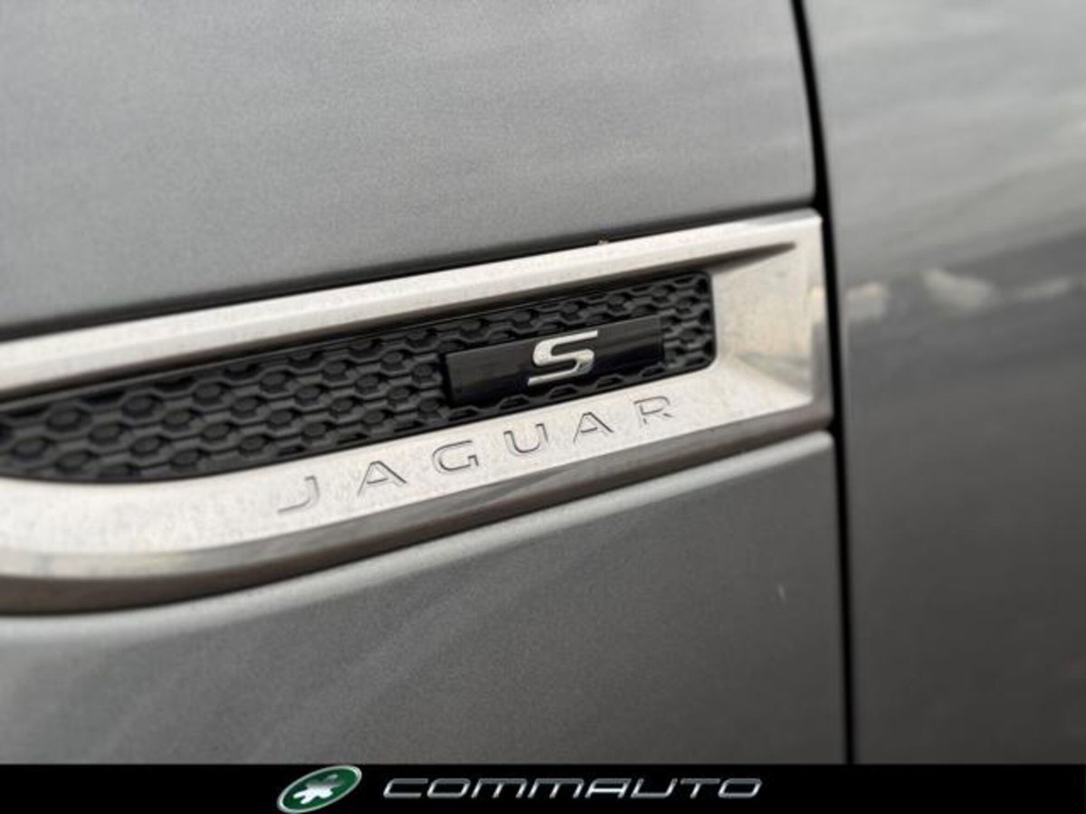 Jaguar E-Pace 2.0D 150 CV AWD aut. R-Dynamic S (9)