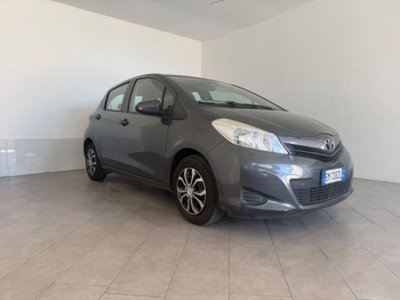 Toyota Yaris 1.0 5 porte Lounge (2)