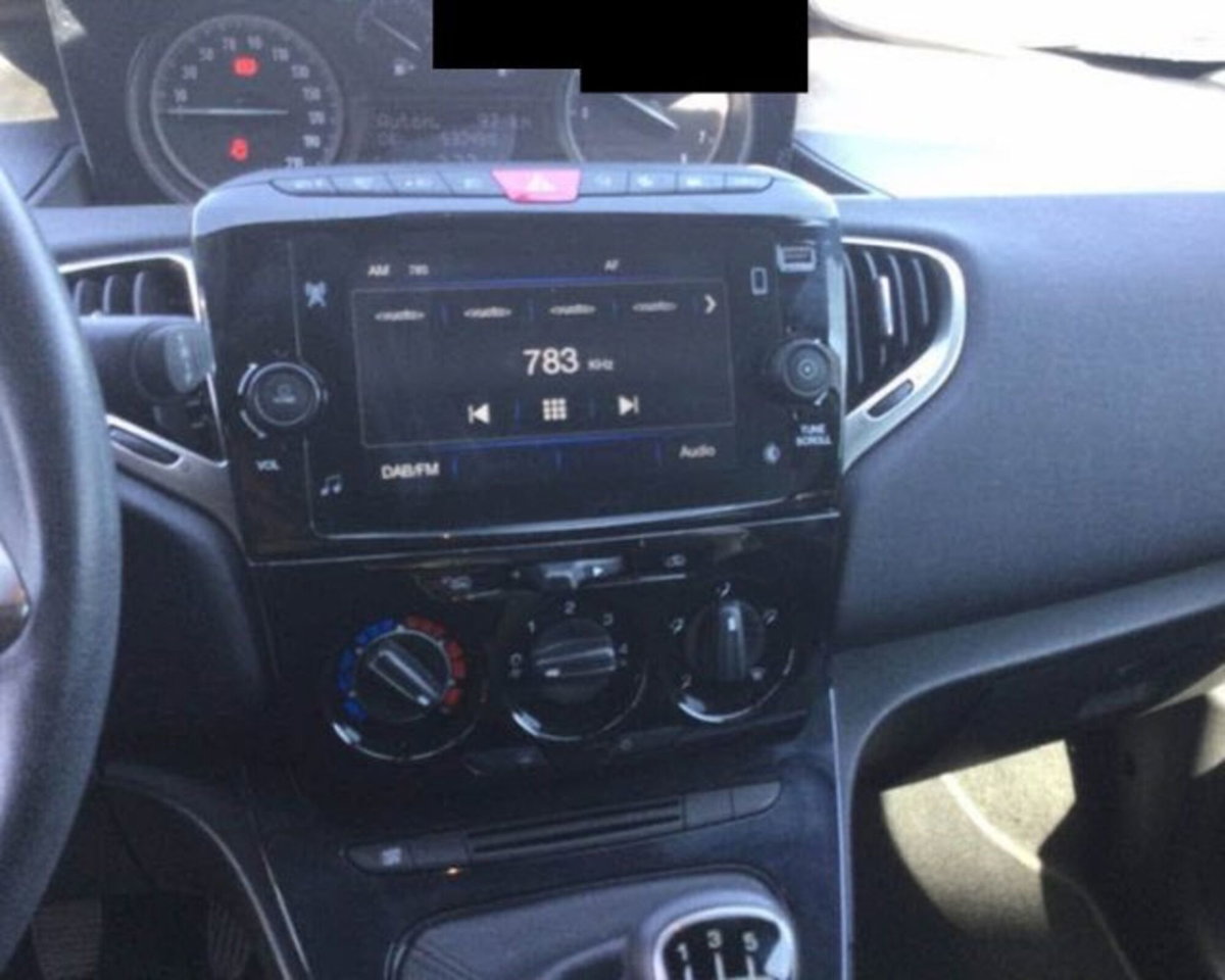 Lancia Ypsilon 1.0 FireFly 5 porte S&S Hybrid Ecochic Gold (6)