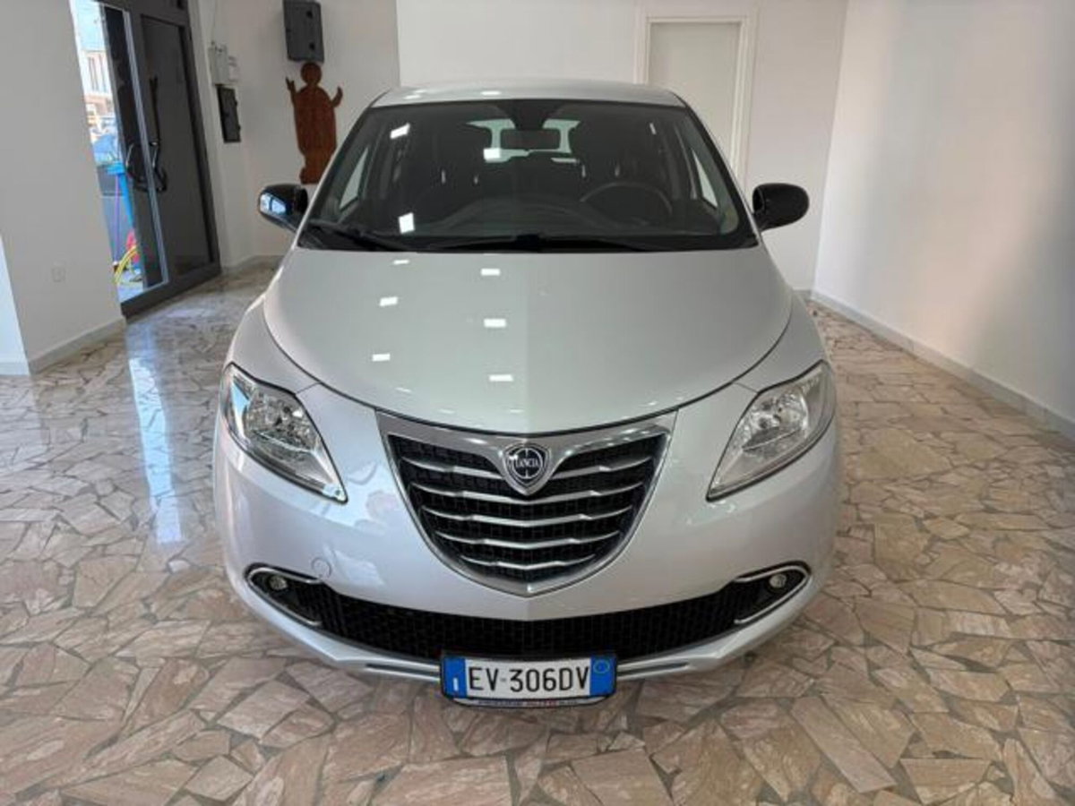 Lancia Ypsilon 0.9 TwinAir 85 CV 5 porte Metano Ecochic Gold (2)