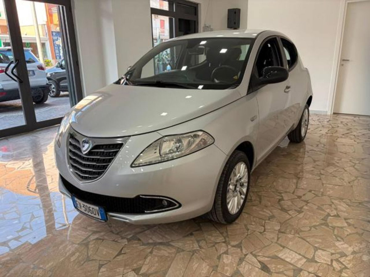 Lancia Ypsilon 0.9 TwinAir 85 CV 5 porte Metano Ecochic Gold (3)