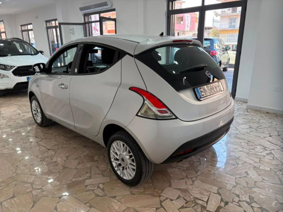 Lancia Ypsilon 0.9 TwinAir 85 CV 5 porte Metano Ecochic Gold (4)