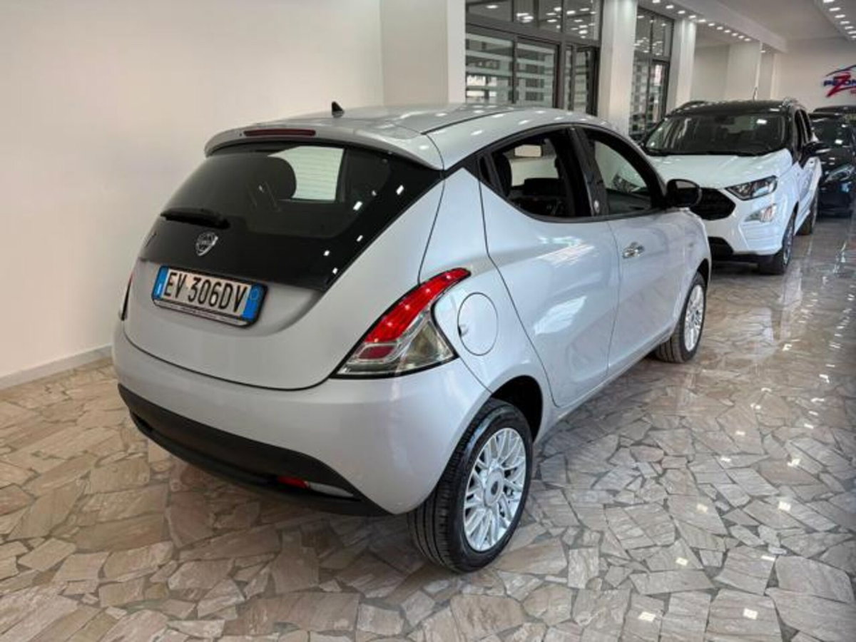 Lancia Ypsilon 0.9 TwinAir 85 CV 5 porte Metano Ecochic Gold (5)