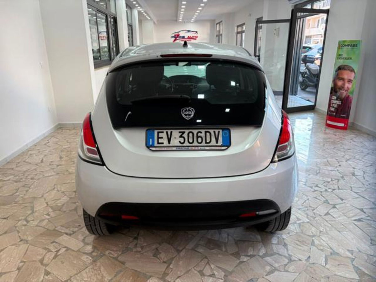 Lancia Ypsilon 0.9 TwinAir 85 CV 5 porte Metano Ecochic Gold (6)
