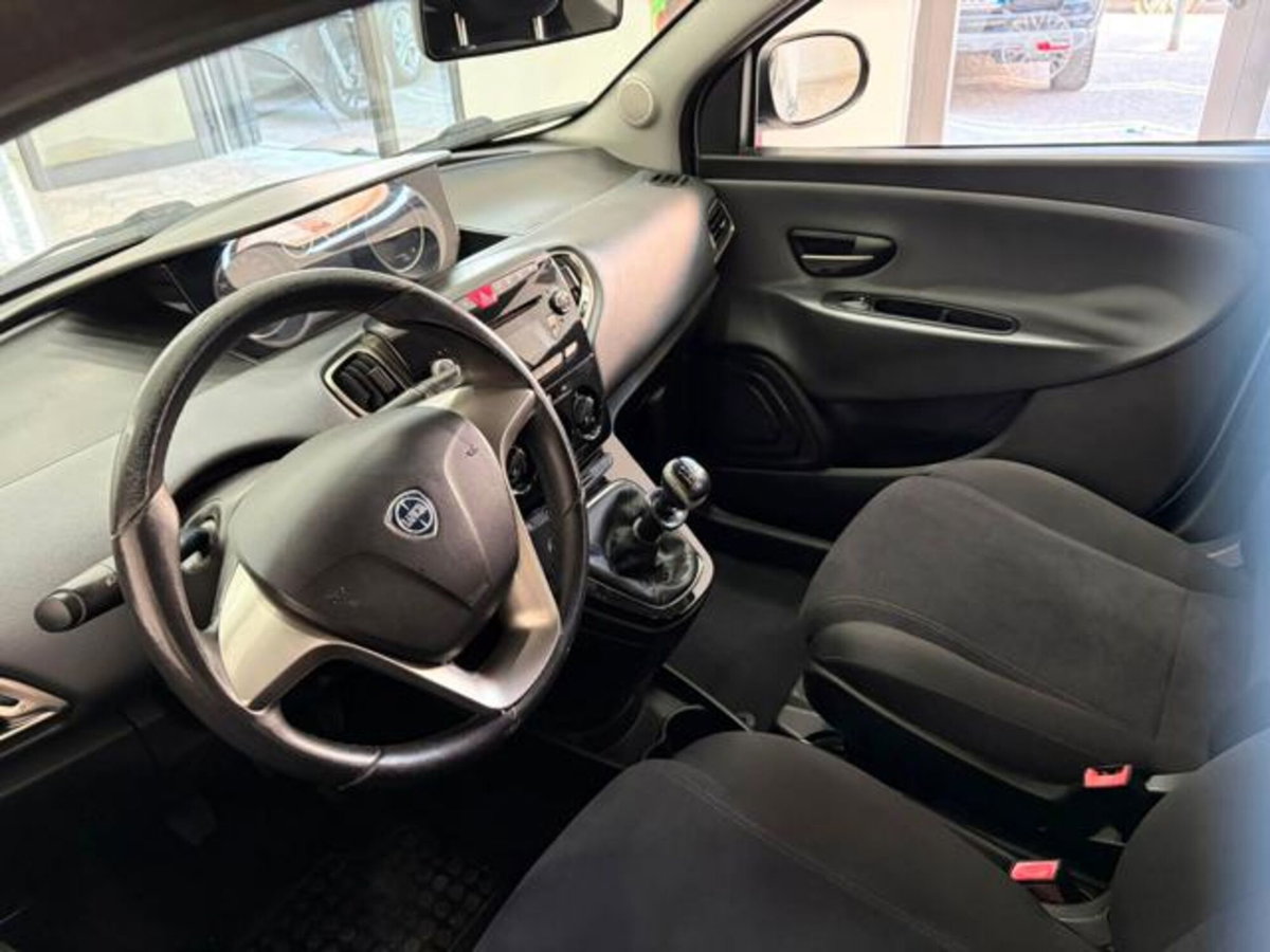 Lancia Ypsilon 0.9 TwinAir 85 CV 5 porte Metano Ecochic Gold (7)