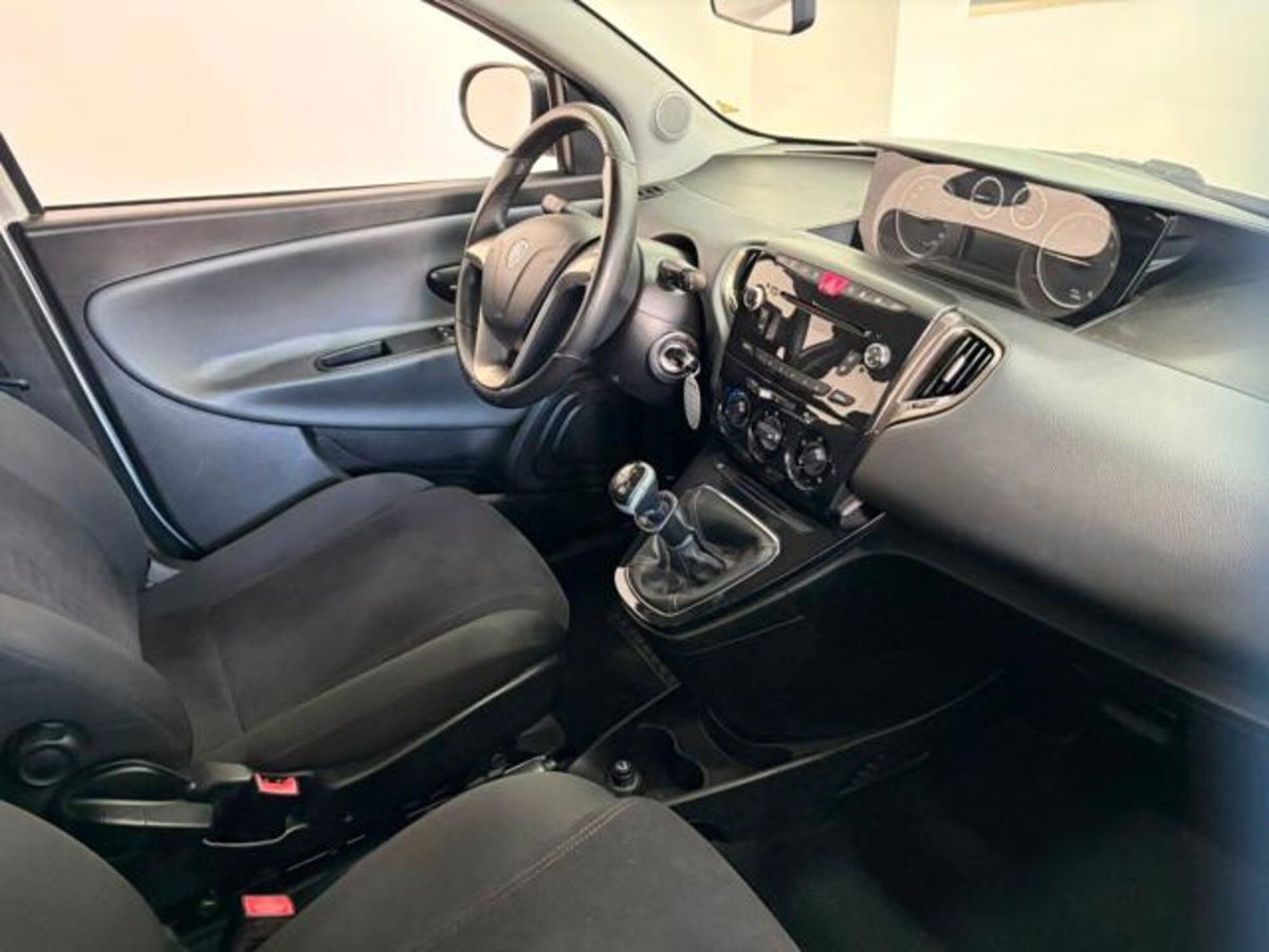 Lancia Ypsilon 0.9 TwinAir 85 CV 5 porte Metano Ecochic Gold (8)