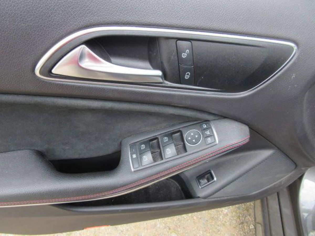 Mercedes-Benz GLA SUV 180 Premium (10)